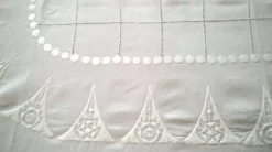 Nappe en lin blanc avec broderies et jours 1.65 x 2.40 m