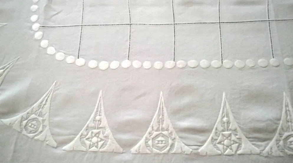 Nappe en lin blanc avec broderies et jours 1.65 x 2.40 m