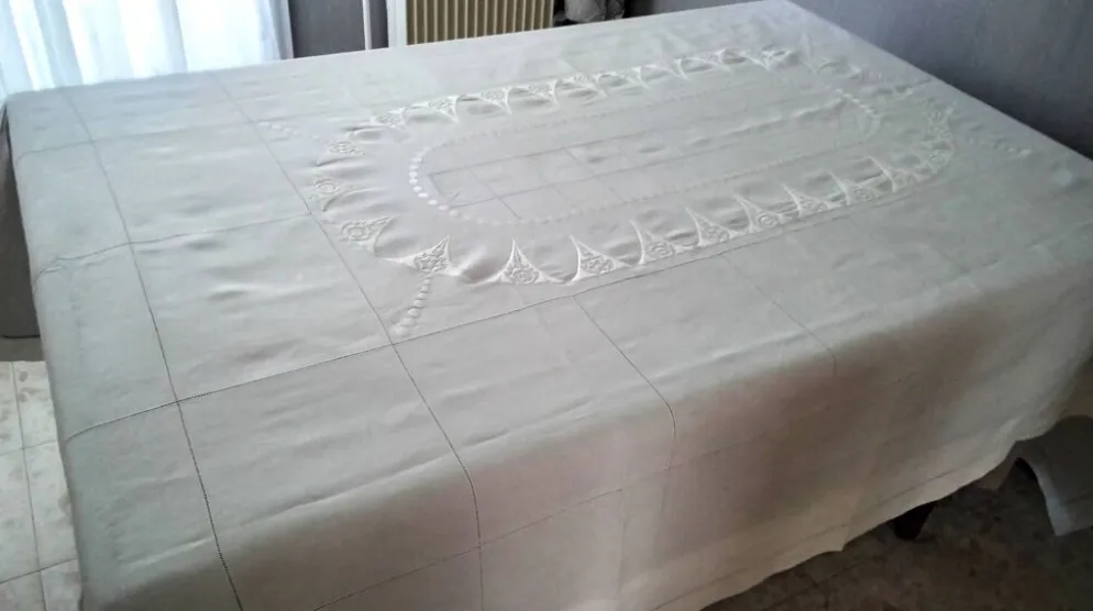 Nappe en lin blanc avec broderies et jours 1.65 x 2.40 m