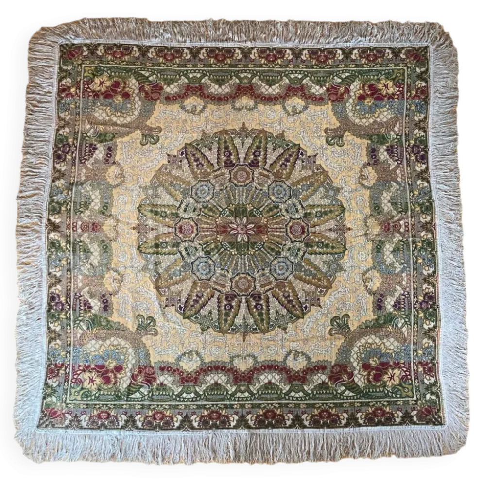 Nappe en soie d’Alger époque début XXe motifs floraux rehaussés de fils dorés, fait main