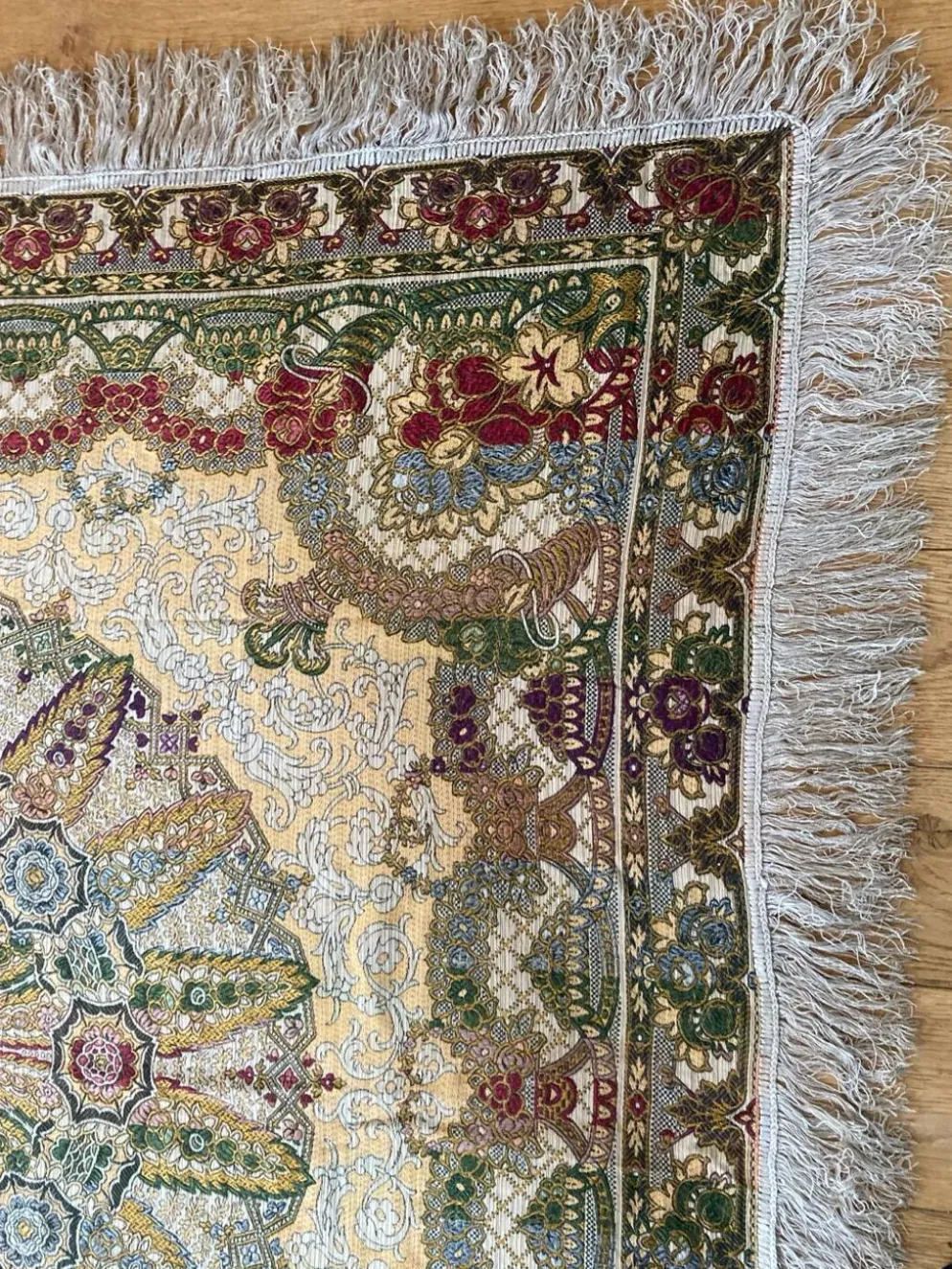 Nappe en soie d’Alger époque début XXe motifs floraux rehaussés de fils dorés, fait main