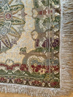 Nappe en soie d’Alger époque début XXe motifs floraux rehaussés de fils dorés, fait main