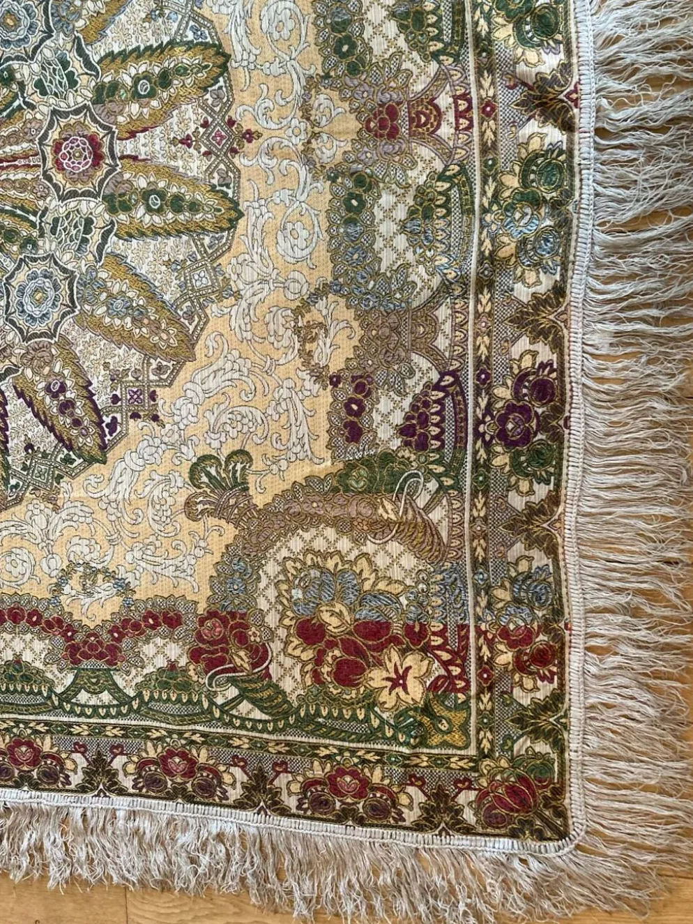 Nappe en soie d’Alger époque début XXe motifs floraux rehaussés de fils dorés, fait main