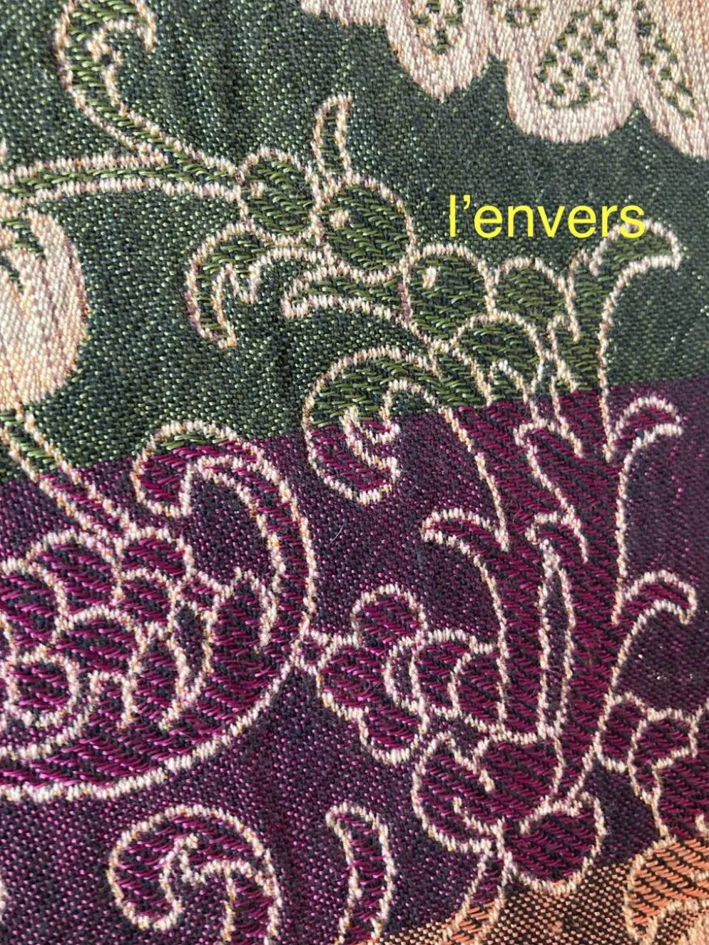 Nappe en soie d’Alger époque début XXe motifs floraux rehaussés de fils dorés, fait main