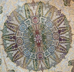 Nappe en soie d’Alger époque début XXe motifs floraux rehaussés de fils dorés, fait main