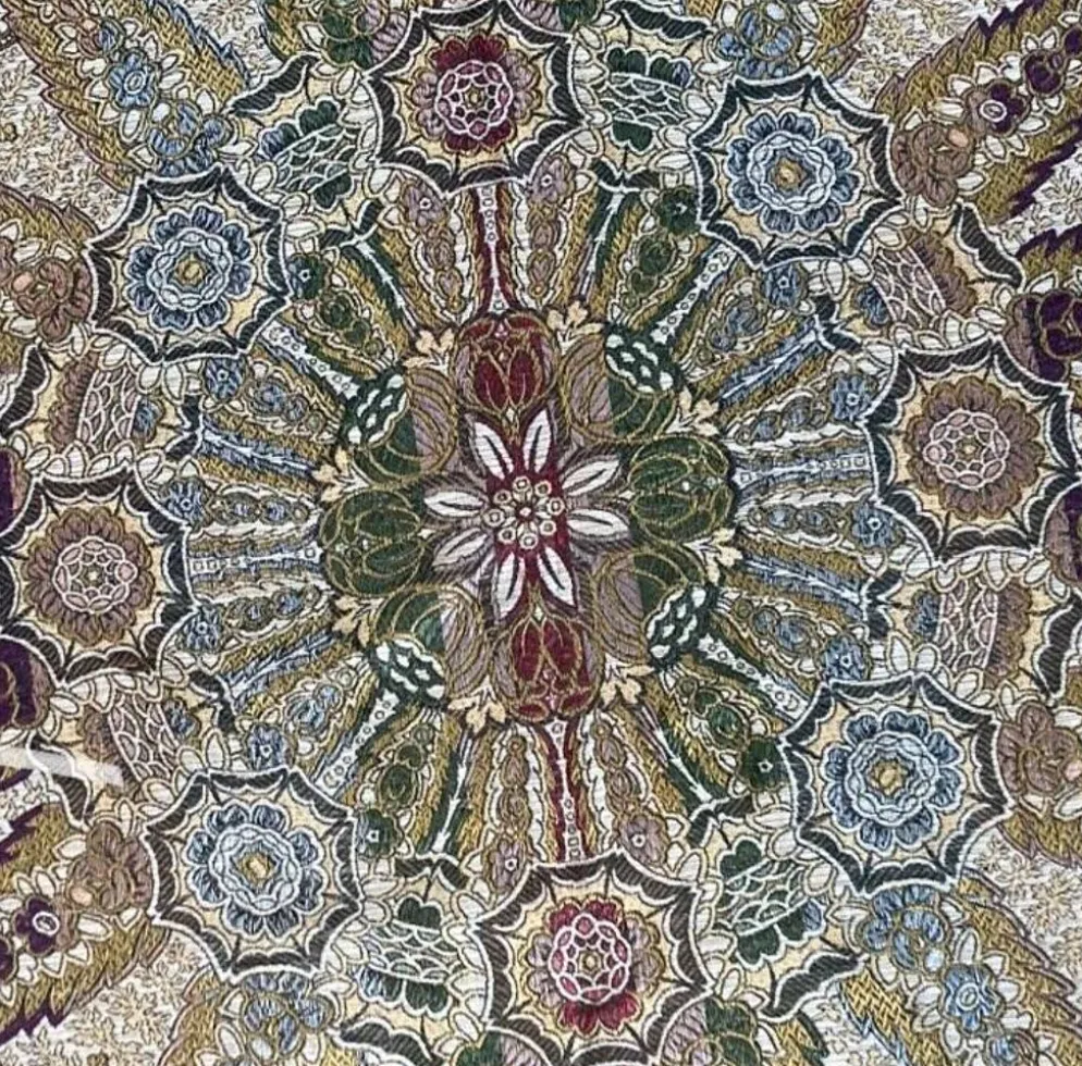 Nappe en soie d’Alger époque début XXe motifs floraux rehaussés de fils dorés, fait main