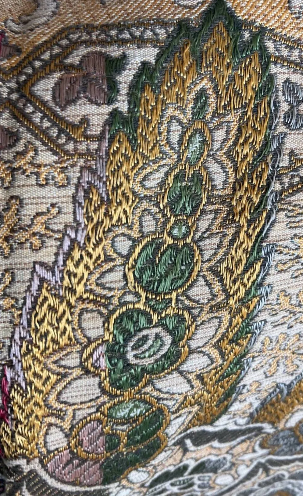 Nappe en soie d’Alger époque début XXe motifs floraux rehaussés de fils dorés, fait main