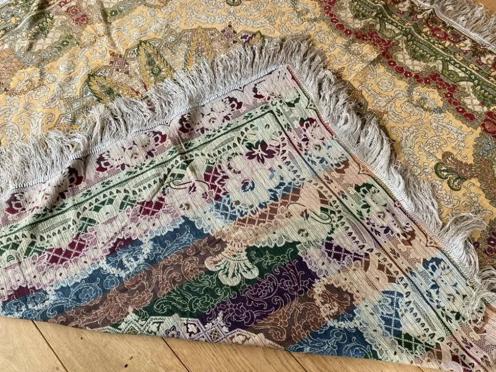 Nappe en soie d’Alger époque début XXe motifs floraux rehaussés de fils dorés, fait main