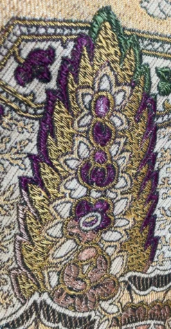 Nappe en soie d’Alger époque début XXe motifs floraux rehaussés de fils dorés, fait main