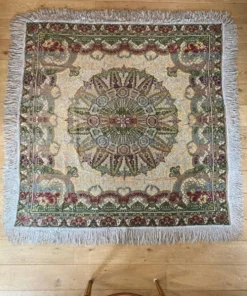 Nappe en soie d’Alger époque début XXe motifs floraux rehaussés de fils dorés, fait main