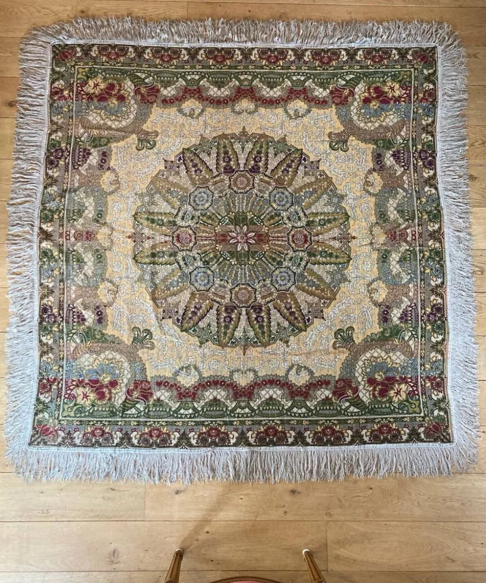 Nappe en soie d’Alger époque début XXe motifs floraux rehaussés de fils dorés, fait main