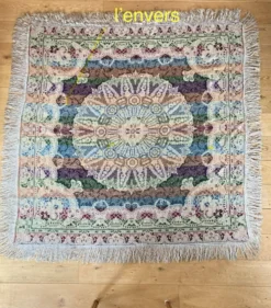 Nappe en soie d’Alger époque début XXe motifs floraux rehaussés de fils dorés, fait main