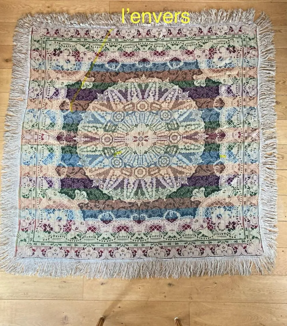 Nappe en soie d’Alger époque début XXe motifs floraux rehaussés de fils dorés, fait main