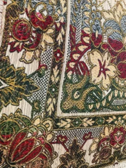 Nappe en soie d’Alger époque début XXe motifs floraux rehaussés de fils dorés, fait main