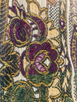 Nappe en soie d’Alger époque début XXe motifs floraux rehaussés de fils dorés, fait main