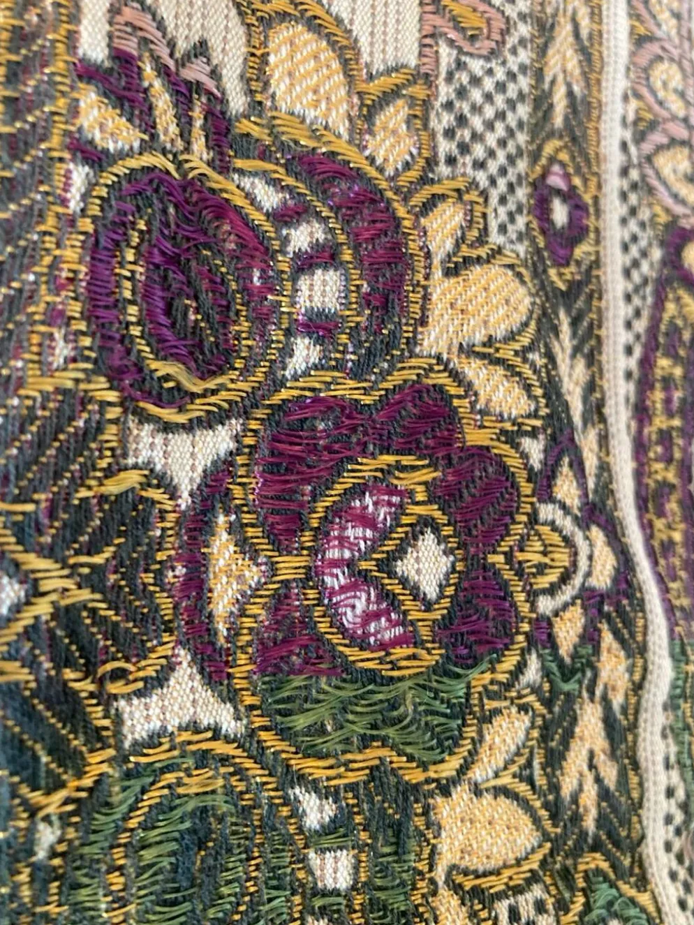 Nappe en soie d’Alger époque début XXe motifs floraux rehaussés de fils dorés, fait main