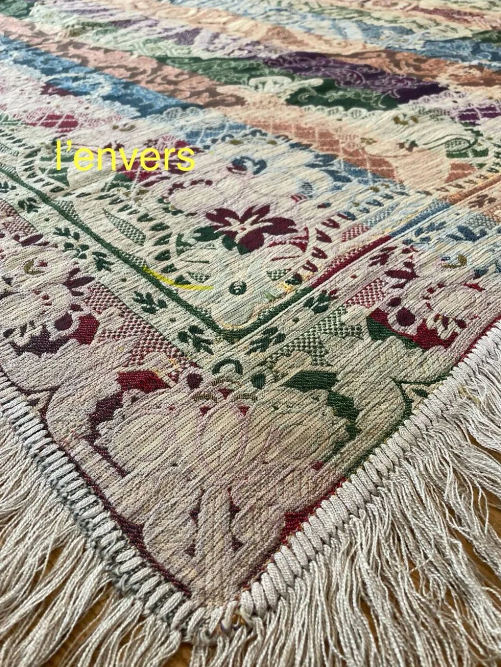 Nappe en soie d’Alger époque début XXe motifs floraux rehaussés de fils dorés, fait main