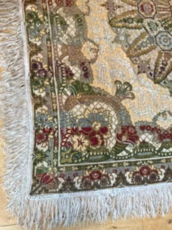Nappe en soie d’Alger époque début XXe motifs floraux rehaussés de fils dorés, fait main