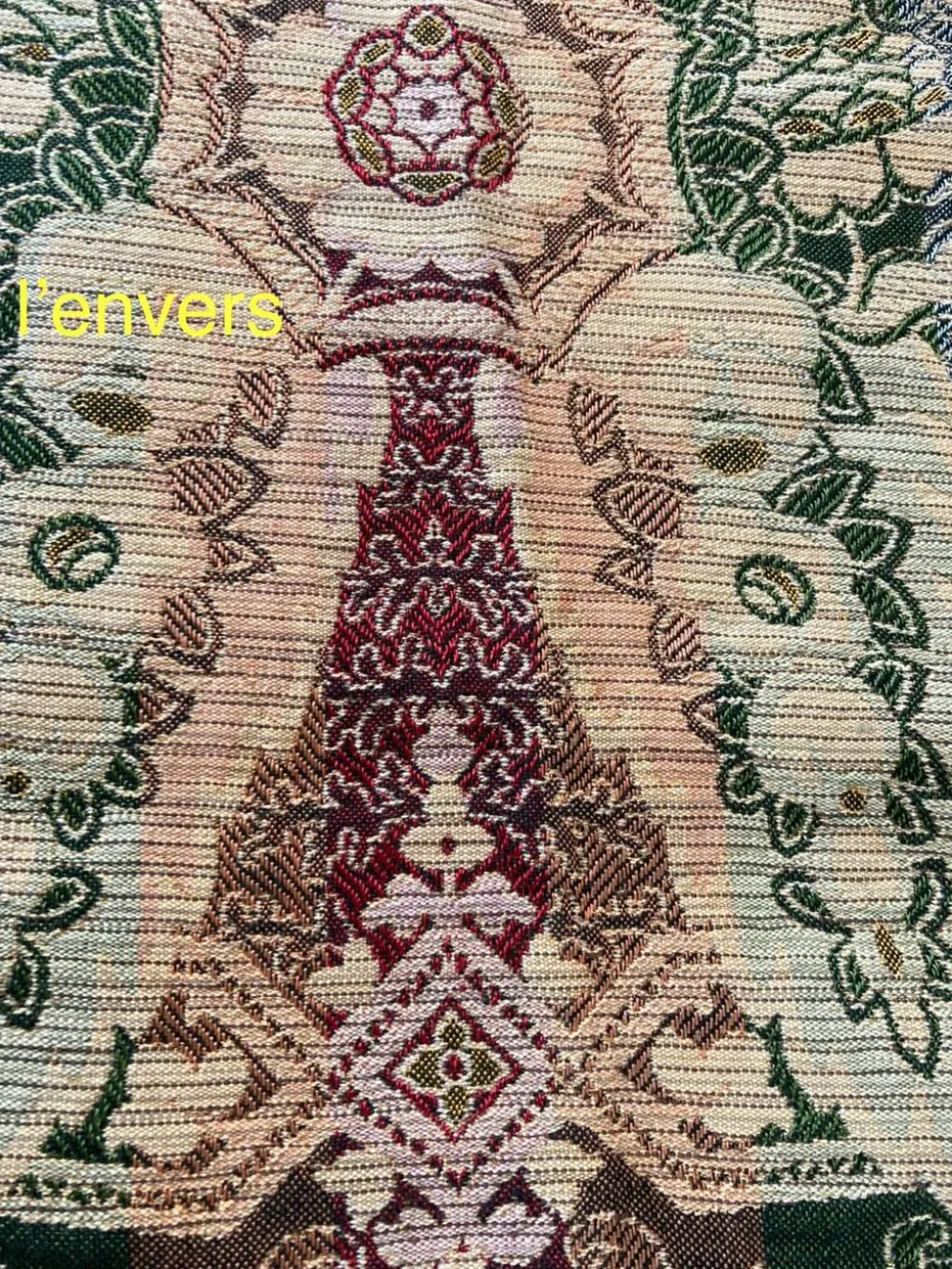 Nappe en soie d’Alger époque début XXe motifs floraux rehaussés de fils dorés, fait main