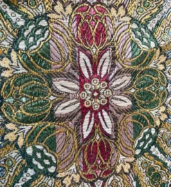 Nappe en soie d’Alger époque début XXe motifs floraux rehaussés de fils dorés, fait main