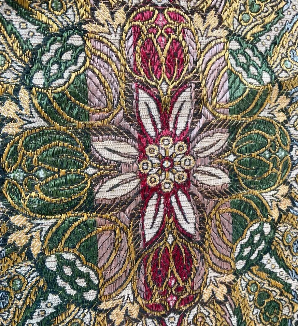 Nappe en soie d’Alger époque début XXe motifs floraux rehaussés de fils dorés, fait main