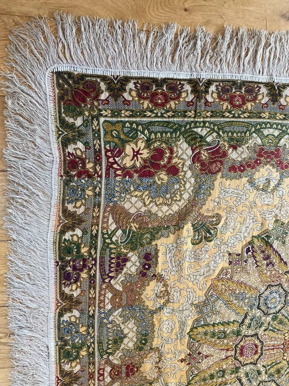 Nappe en soie d’Alger époque début XXe motifs floraux rehaussés de fils dorés, fait main