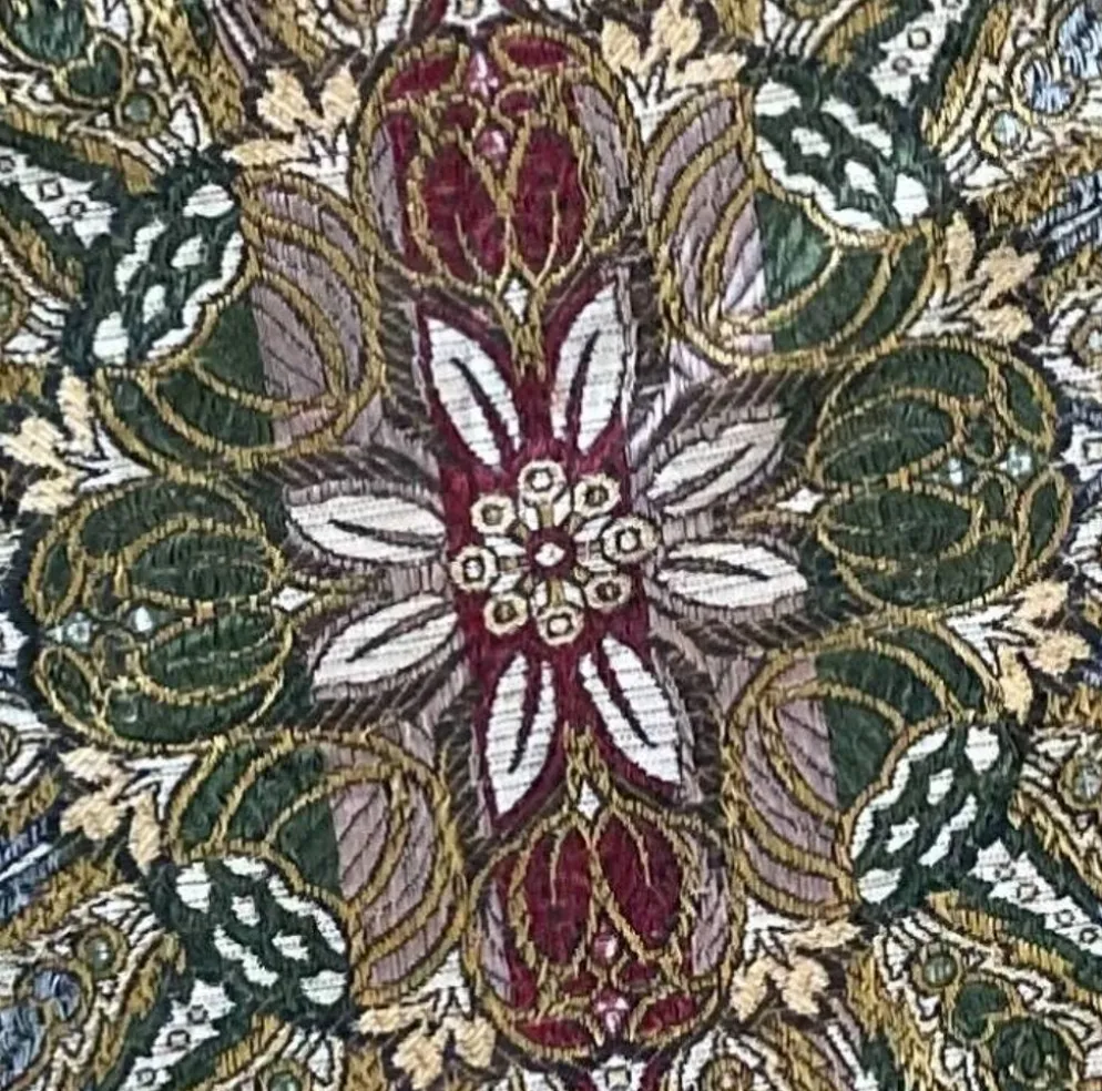 Nappe en soie d’Alger époque début XXe motifs floraux rehaussés de fils dorés, fait main