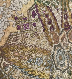 Nappe en soie d’Alger époque début XXe motifs floraux rehaussés de fils dorés, fait main