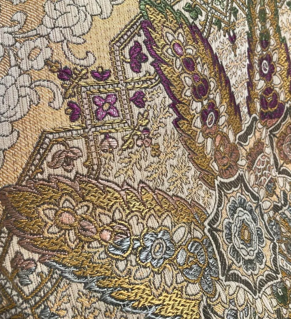 Nappe en soie d’Alger époque début XXe motifs floraux rehaussés de fils dorés, fait main