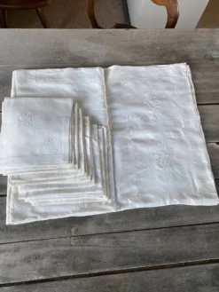 Nappe et 12 serviettes brodées et monogrammées