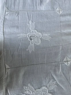 Nappe et 12 serviettes brodées et monogrammées