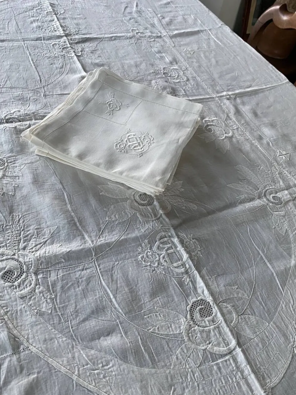 Nappe et 12 serviettes brodées et monogrammées
