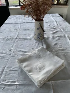 Nappe et 12 serviettes brodées et monogrammées