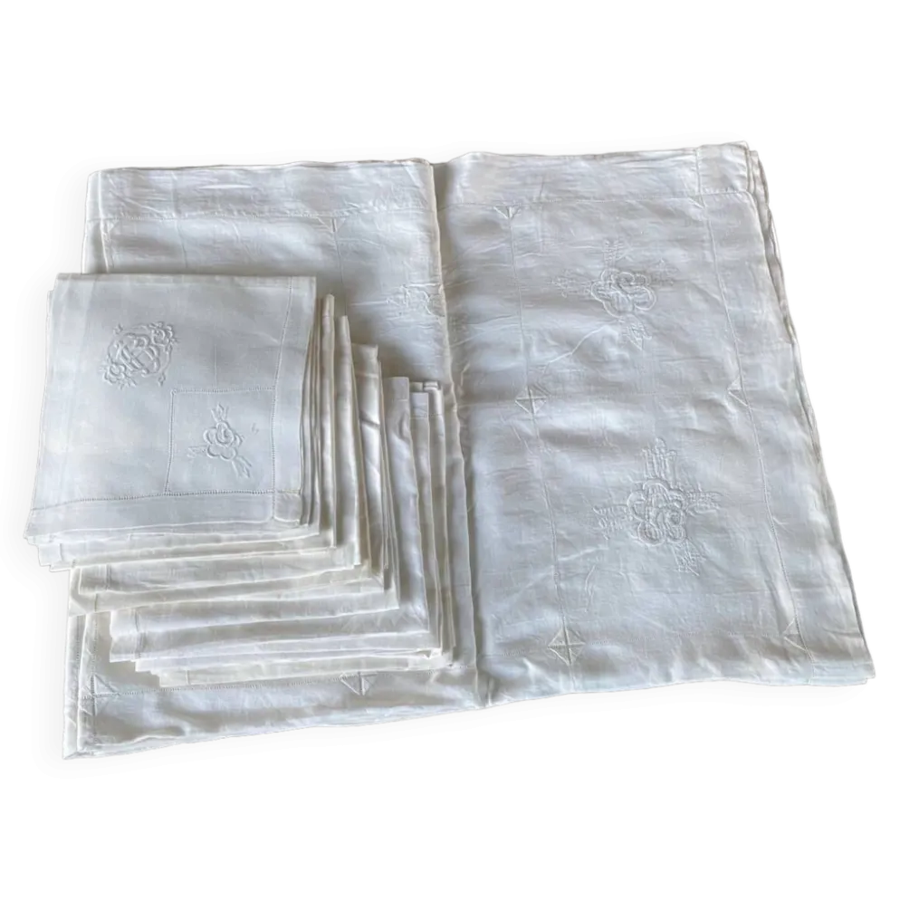 Nappe et 12 serviettes brodées et monogrammées