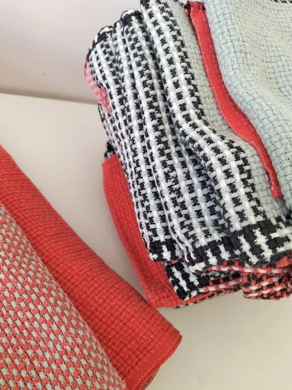Nappe et 12 serviettes corail et gris Esprit rétro scandinave années 60