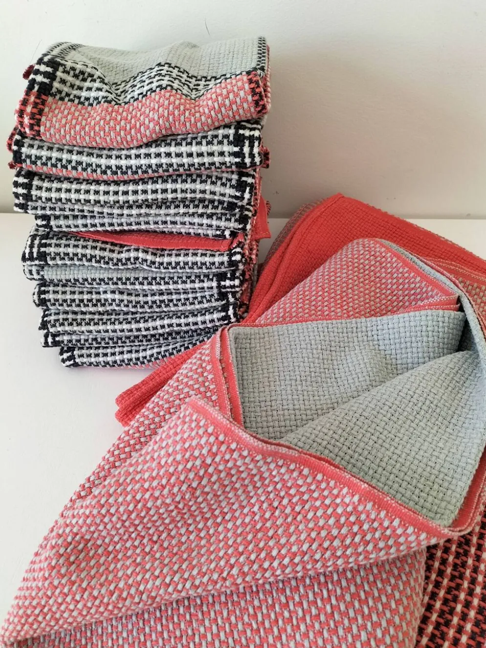 Nappe et 12 serviettes corail et gris Esprit rétro scandinave années 60