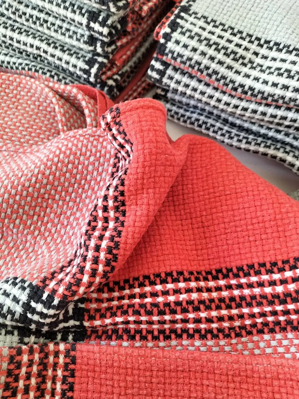 Nappe et 12 serviettes corail et gris Esprit rétro scandinave années 60