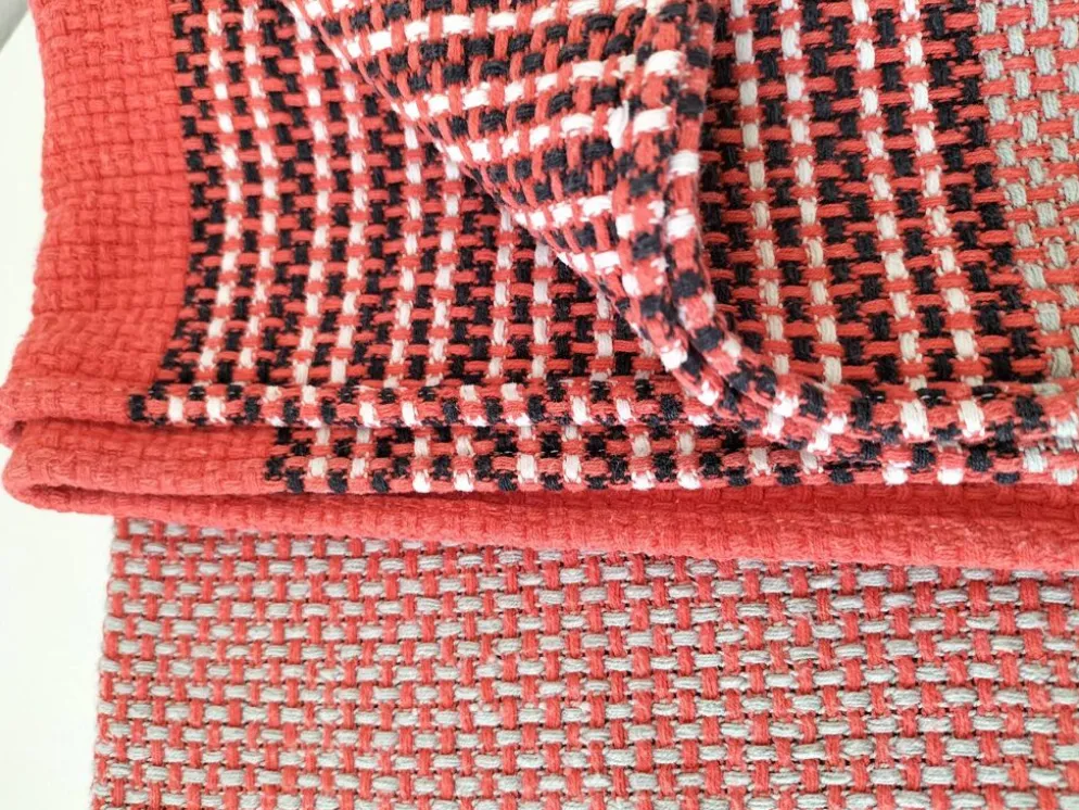 Nappe et 12 serviettes corail et gris Esprit rétro scandinave années 60