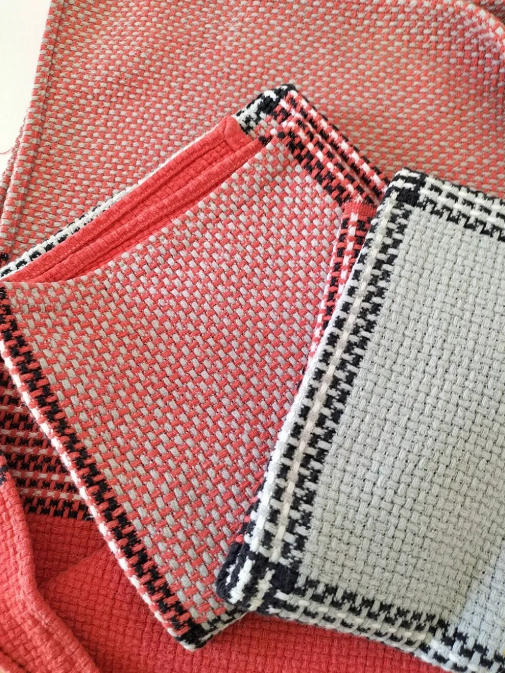 Nappe et 12 serviettes corail et gris Esprit rétro scandinave années 60