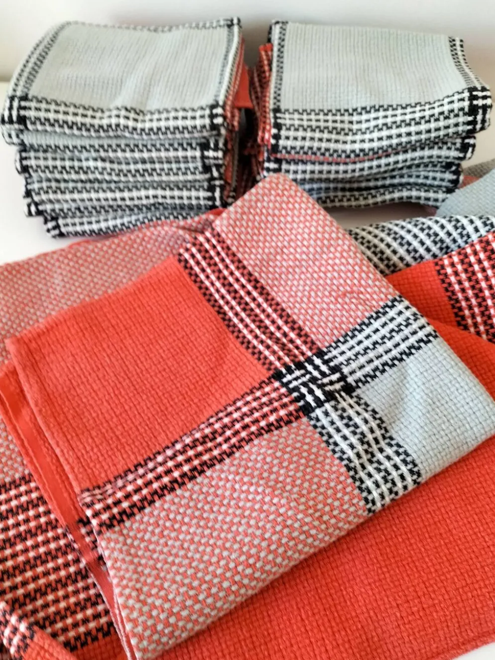 Nappe et 12 serviettes corail et gris Esprit rétro scandinave années 60