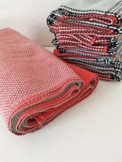 Nappe et 12 serviettes corail et gris Esprit rétro scandinave années 60