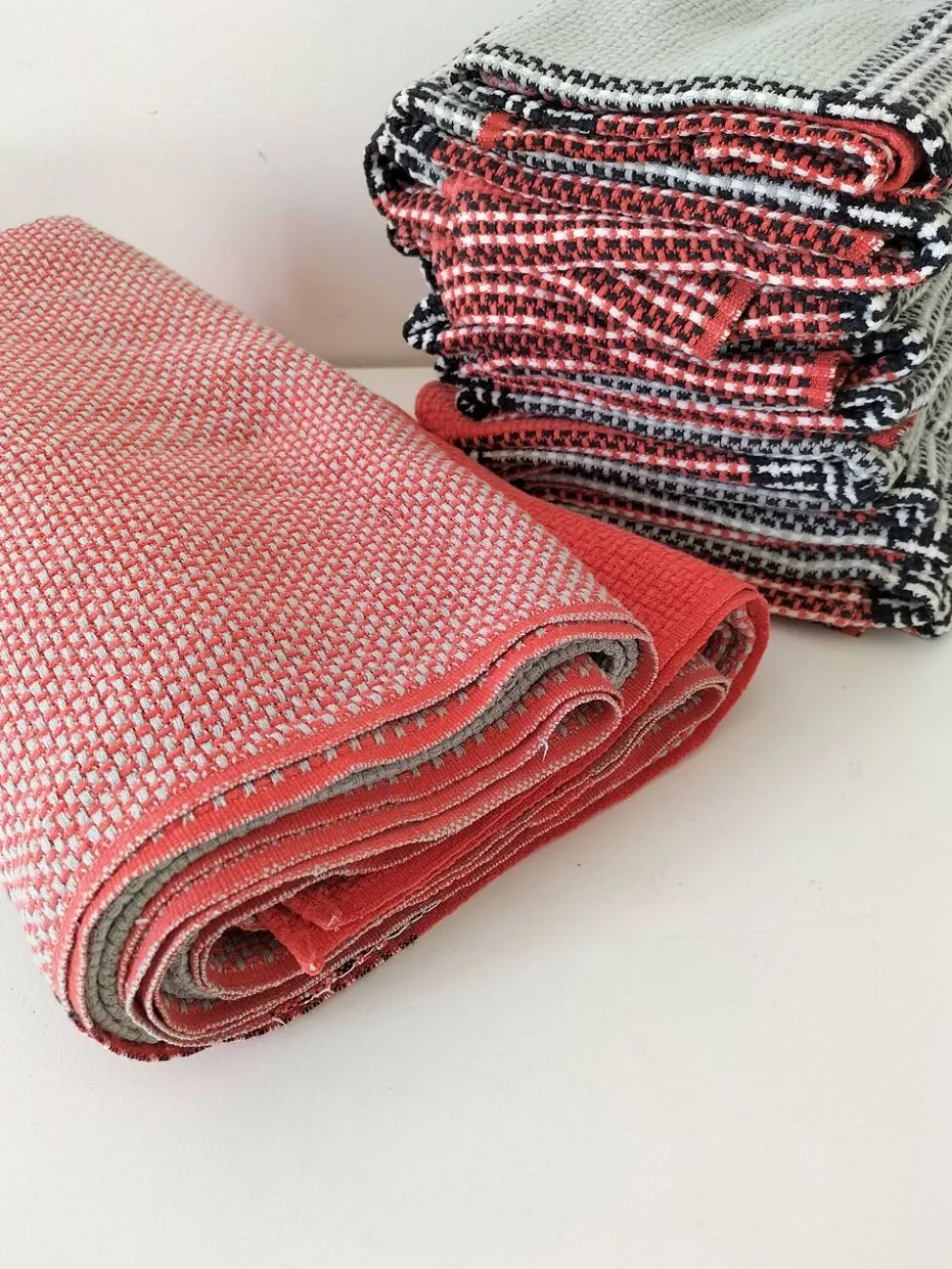 Nappe et 12 serviettes corail et gris Esprit rétro scandinave années 60