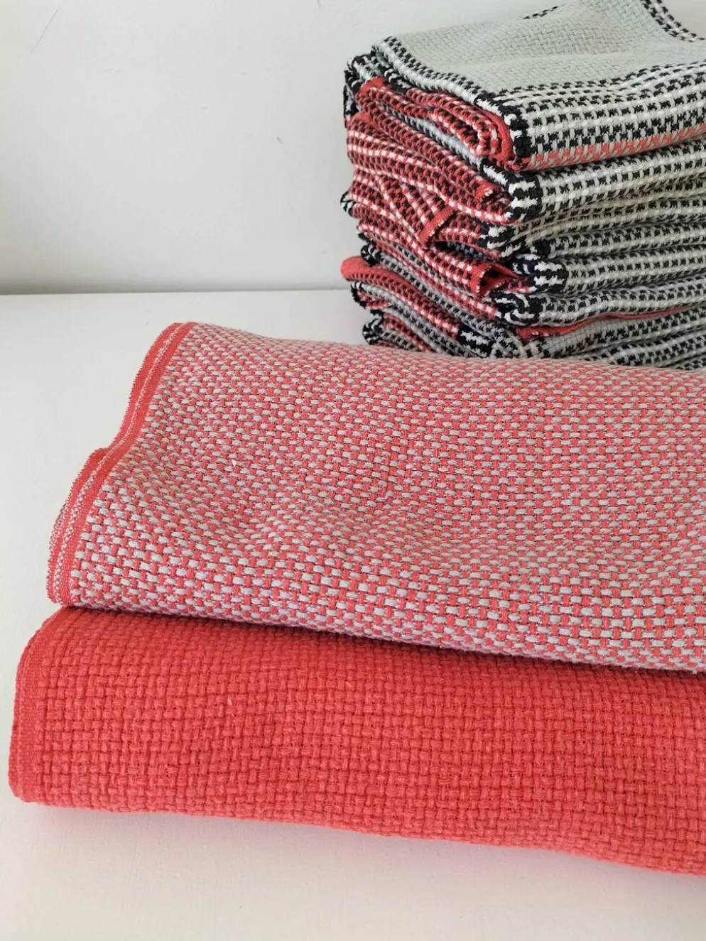 Nappe et 12 serviettes corail et gris Esprit rétro scandinave années 60