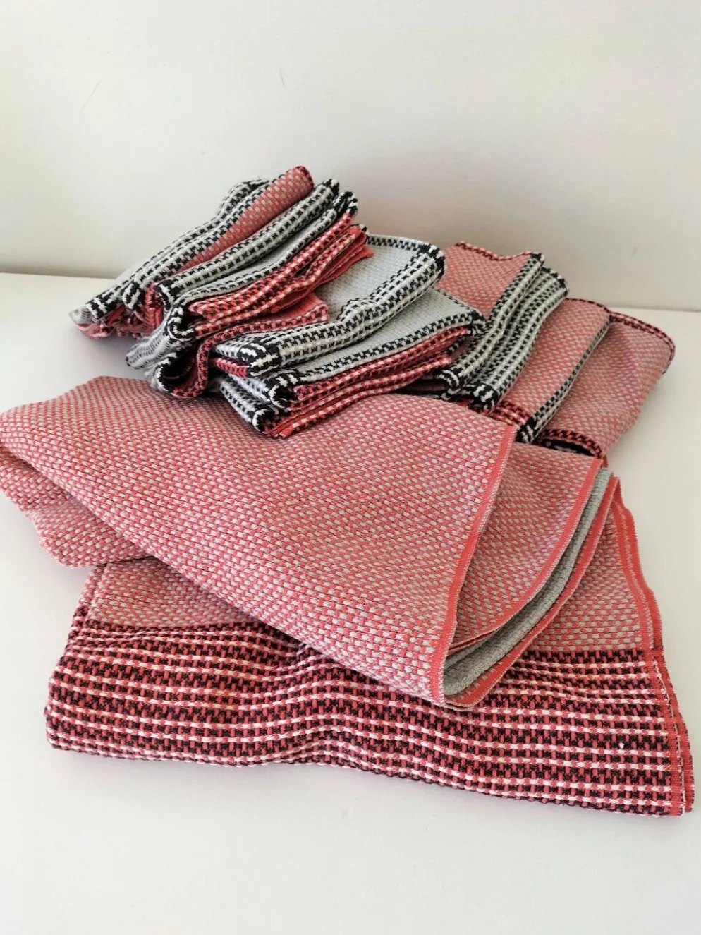 Nappe et 12 serviettes corail et gris Esprit rétro scandinave années 60