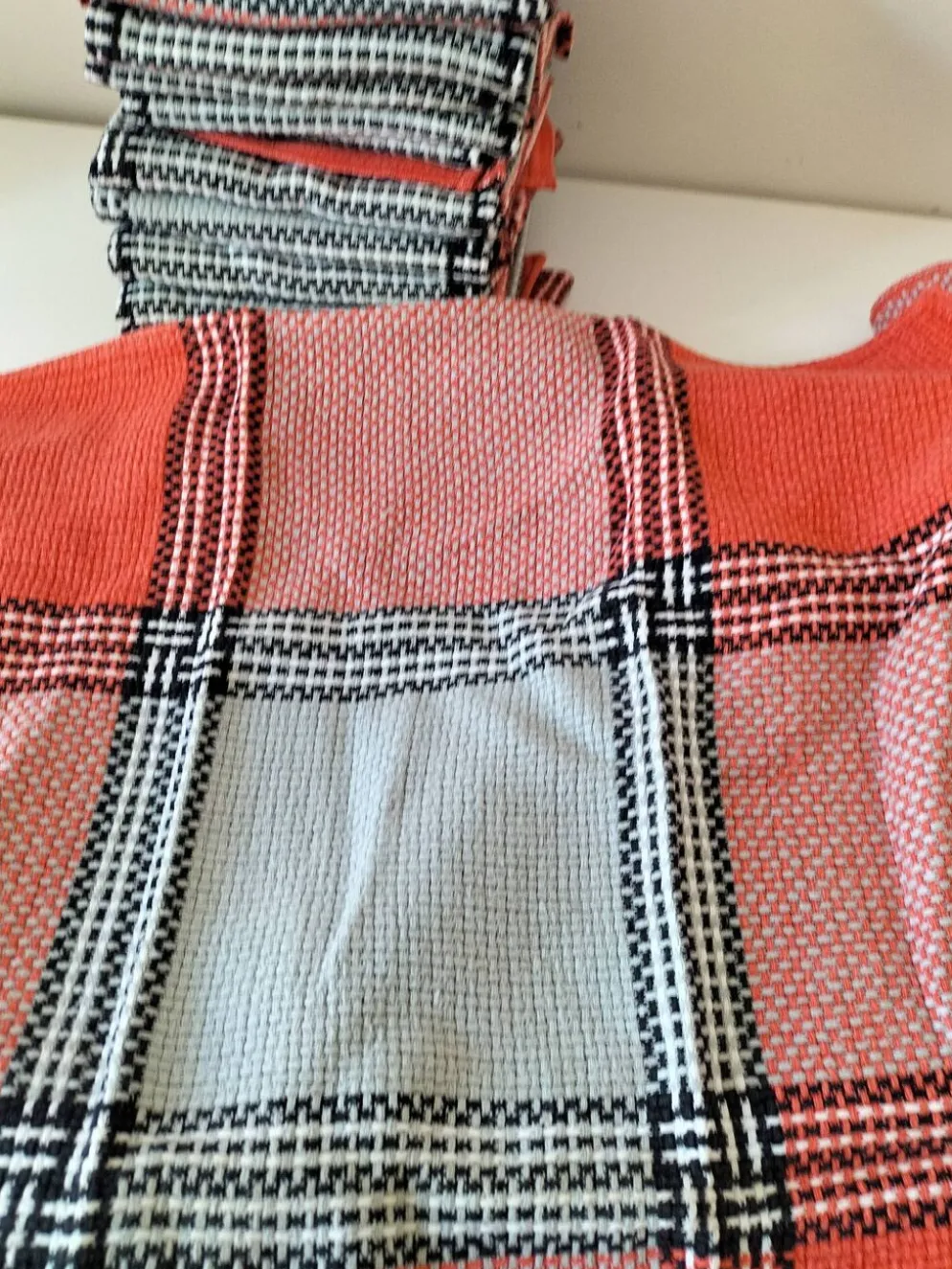 Nappe et 12 serviettes corail et gris Esprit rétro scandinave années 60