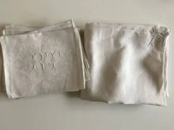 Nappe et 8 serviettes en damas de lin brodées RT vers 1900