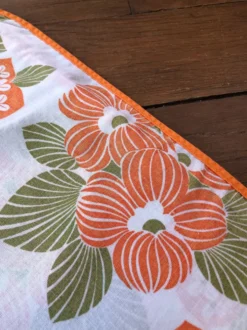Nappe et serviettes à fleurs, années 70