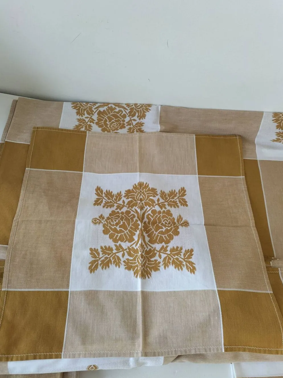 Nappe et 8 serviettes vintage – tons caramel et moutarde dorée