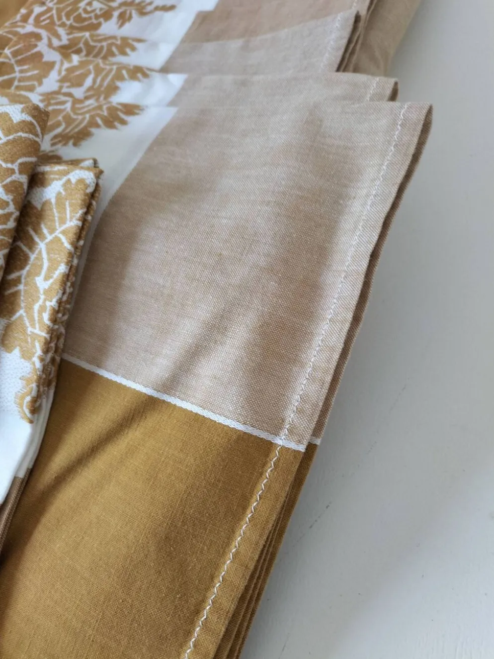 Nappe et 8 serviettes vintage – tons caramel et moutarde dorée