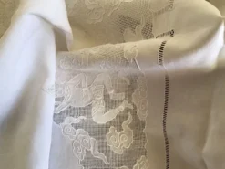 Nappe japonisante en fil de lin blanc